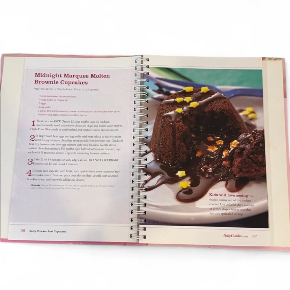 Betty Crocker Just Cupcakes Cookbook 100 Recipes Baking Book